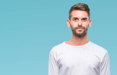 Yakışıklı delikanlı yüzünde ciddi bir ifade ile izole arka plan üzerinde. Basit ve doğal kameraya bakıyor.