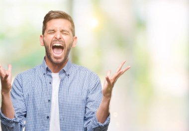 Yakışıklı delikanlı deli ve silah ile başarı için deli kutluyor izole arka plan üzerinde beyaz t-shirt giyen kaldırdı ve heyecanlı çığlık gözler kapalı. Kazanan kavramı