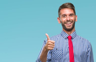 Genç yakışıklı iş adamı mutlu yaşasın el ile jest yapıyor izole arka plan üzerinde. Kameraya bakarak başarı gösteren ile ifade onaylama.