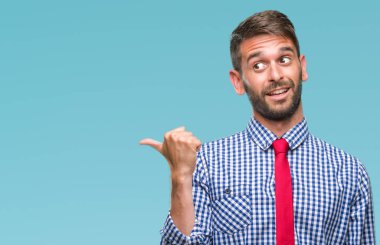 Genç yakışıklı iş adamı arıyor ve başparmak yanında yukarıyı mutlu yüz ile gülümseyen izole arka plan üzerinde.