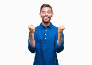 İzole arka plan kutlama üzerinde genç yakışıklı adam şaşırttı ve başarı için kaldırdı kollarını açarak hayret ve gözleri açık. Kazanan kavramı.