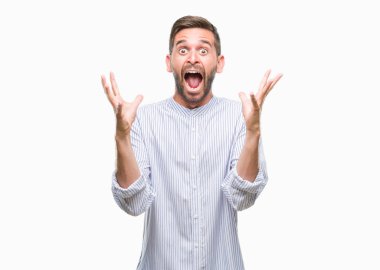 Yakışıklı delikanlı deli kutluyor ve silah ile başarı için heyecanlı çığlık kaldırdı ve açık gözleri hayret izole arka plan üzerinde. Kazanan kavramı