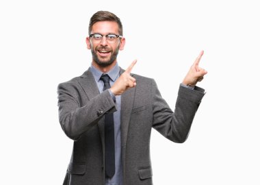 Genç yakışıklı iş adamı gülümseyen ve iki elleri ve parmakları ile tarafına işaret kamera bakarak izole arka plan üzerinde.