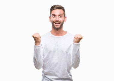 İzole arka plan kutlama üzerinde genç yakışıklı adam şaşırttı ve başarı için kaldırdı kollarını açarak hayret ve gözleri açık. Kazanan kavramı.