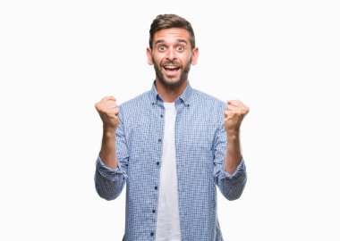 Yakışıklı delikanlı izole arka plan kutlama üzerinde beyaz t-shirt giyen şaşırttı ve silah ile başarı için yükseltilmiş ve açık gözler hayrete düşürdü. Kazanan kavramı.