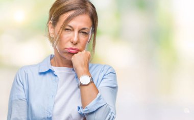 Orta yaş üzerinde seyir yorgun ve bıkkın ile depresyon sorun Çapraz kollar ile izole arka plan düşünme İspanyol kadın kıdemli.