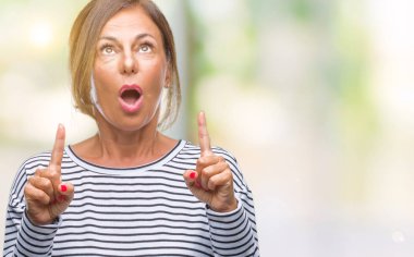 İspanyol kadın kıdemli orta yaş izole arka plan üzerinden hayran ve yukarıya bakıp parmakları ile işaret şaşırttı ve silah kaldırdı.