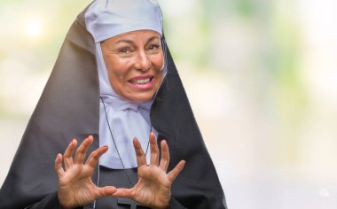 Orta yaş üst düzey Hıristiyan Katolik Rahibe kadın izole arka plan yüzünden tiksinti ifadesi, memnun ve korkulu tiksinti yüz yapıyorsun çünkü nefret tepki. Elleriyle kaldırdı. Sinir bozucu kavramı.