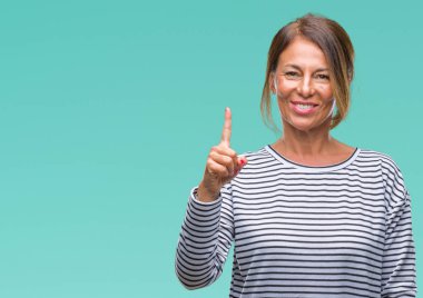 Orta yaş ve parmak gülümseyen süre bir numara ile kendinden emin ve mutlu yukarıyı gösteren izole arka plan üzerine İspanyol kadın kıdemli.