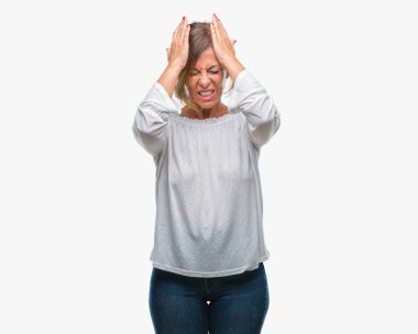 İspanyol kadın kıdemli orta yaş çünkü umutsuz ve stresli baş ağrısı acı izole arka plan üzerinde ağrı ve migren. Ellerini kafasına.