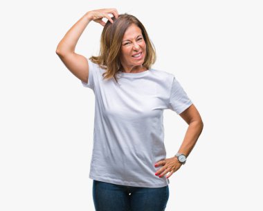 Orta yaş izole arka plan üzerine İspanyol kadın kıdemli yanıltır ve soru hakkında merak ediyorum. Şüphe, kafasına el ile düşünme ile belirsiz. Dalgın kavramı.