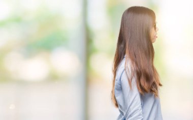 Genç Asyalı kadın giyiyor güneş gözlüğü izole arka tarafına, seyir üzerinde dinlenmek doğal yüz emin gülümseme ile pozuyla profili.