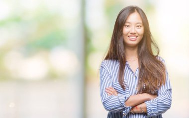 Genç Asyalı kadın izole arka plan mutlu yüz çapraz silah kameraya bakarak ile gülümseyen yüzünden. Olumlu bir kişi.