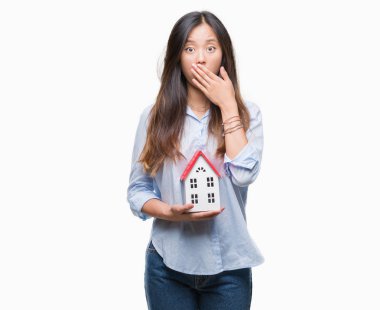 Hata, korku, sessizlik içinde gizli kavramı korkmuş ifade için utanç ile izole evin arka kapak ağız elle tutan Genç Asyalı kadın gerçek durum Aracısı şok