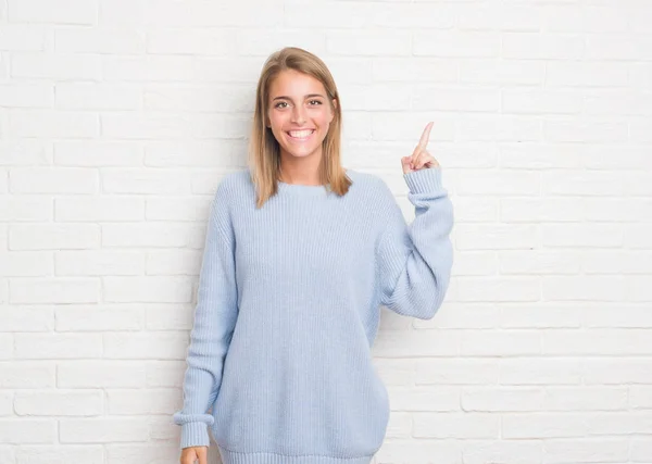 Bella Giovane Donna Sopra Muro Mattoni Bianchi Mostrando Indicando Con — Foto Stock