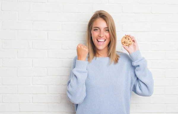 Beautiful Young Woman White Brick Wall Eating Chocolate Chip Cooky — Stock Photo, Image