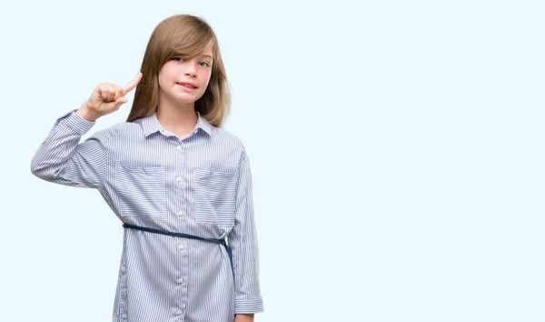 Genç Sarışın Yürümeye Başlayan Çocuk Mavi Gömlek Bir Fikir Soru — Stok fotoğraf