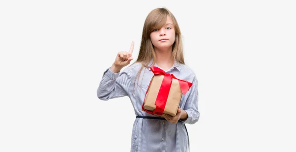 Junge Blonde Kleinkind Mit Einem Geschenk Überrascht Mit Einer Idee — Stockfoto