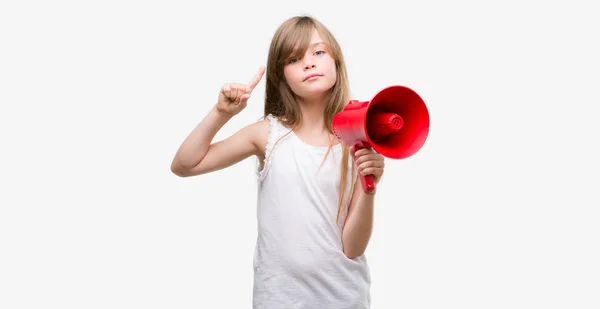 Jovem Criança Loira Segurando Megafone Surpreso Com Uma Ideia Pergunta — Fotografia de Stock