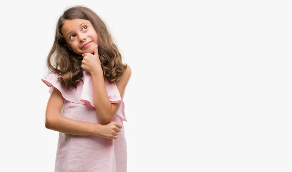 Bruna Ragazza Ispanica Indossa Abito Rosa Guardando Fiducioso Fotocamera Con — Foto Stock