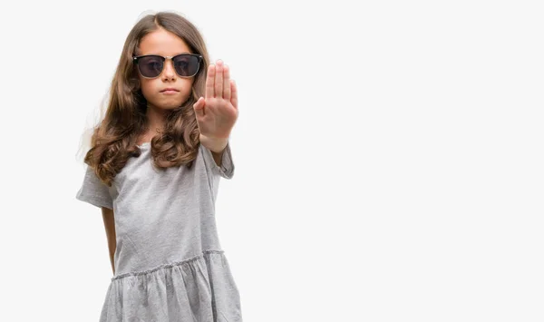 Brunetka Hispánský Dívka Která Nosí Sluneční Brýle Dělají Zastávky Zpívat — Stock fotografie