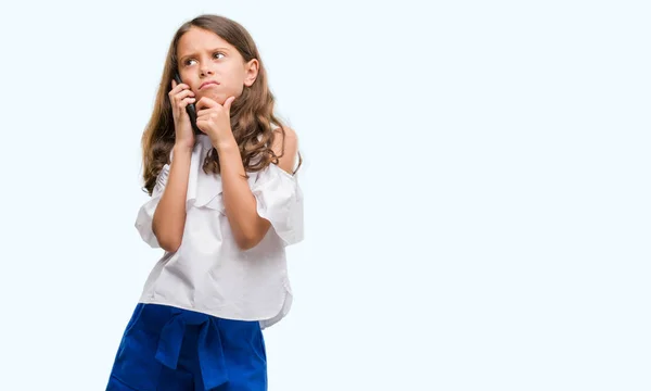 Menina Hispânica Morena Usando Smartphone Rosto Sério Pensando Questão Ideia — Fotografia de Stock