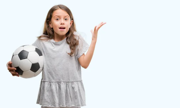 Brünettes Hispanisches Mädchen Hält Fußballball Sehr Glücklich Und Aufgeregt Siegerausdruck — Stockfoto