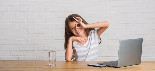 Jovem Criança Hispânica Sentada Mesa Usando Laptop Computador Com Rosto — Fotografia de Stock