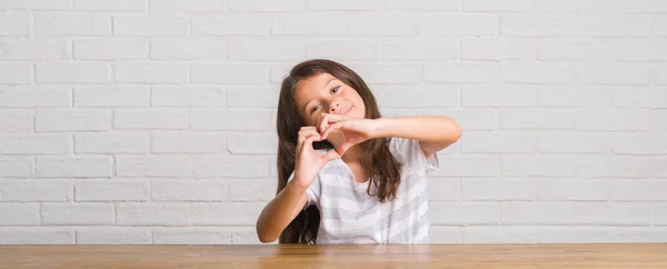 Kalp Simgesi Elleriyle Şekil Gösterilen Aşık Evde Masaya Oturan Genç — Stok fotoğraf