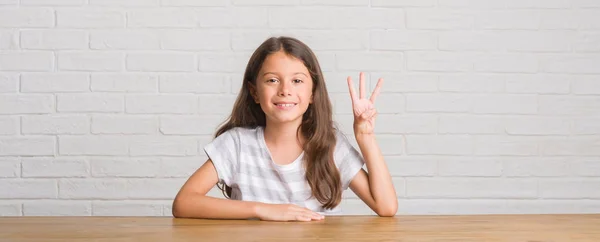 Niño Hispano Joven Sentado Mesa Casa Mostrando Señalando Hacia Arriba — Foto de Stock