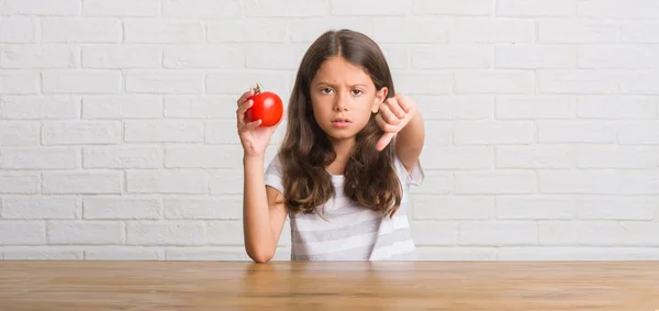 Niño Hispano Joven Sentado Mesa Comiendo Tomate Fresco Con Cara —  Fotos de Stock