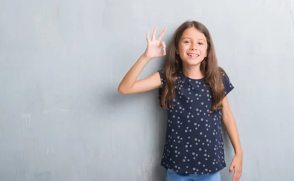 Jonge Latino Jongen Grunge Grijs Muur Glimlachend Positieve Doen Teken — Stockfoto