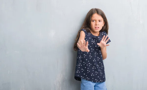 Jonge Latino Jongen Grunge Grijs Muur Bang Doodsbang Met Angst — Stockfoto