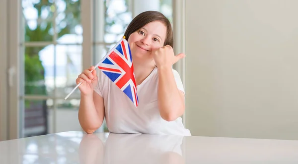 Downův Syndrom Žena Doma Drží Vlajku Velké Británie Směřující Ukazuje — Stock fotografie