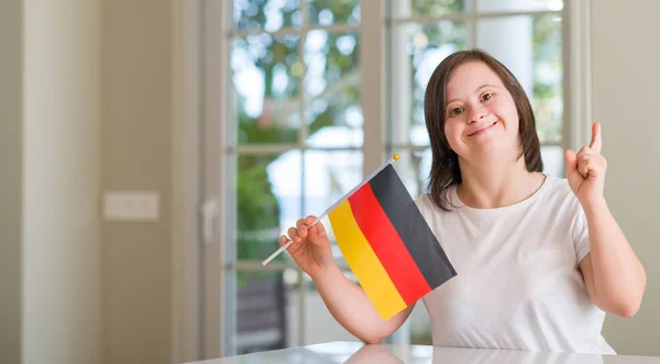 Síndrome Mujer Casa Sosteniendo Bandera Alemania Sorprendida Con Una Idea — Foto de Stock