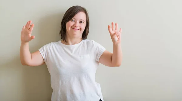 Mulher Síndrome Sobre Parede Mostrando Apontando Para Cima Com Dedos — Fotografia de Stock