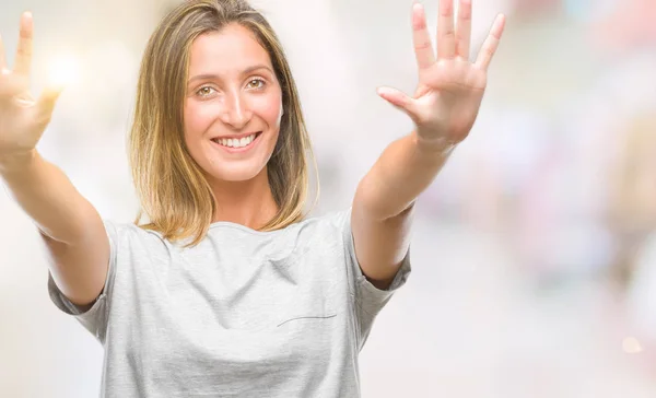 Joven Hermosa Mujer Sobre Fondo Aislado Mostrando Señalando Hacia Arriba — Foto de Stock