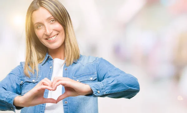 Mooie Jongedame Geïsoleerde Achtergrond Glimlachend Liefde Met Hartsymbool Vorm Met — Stockfoto