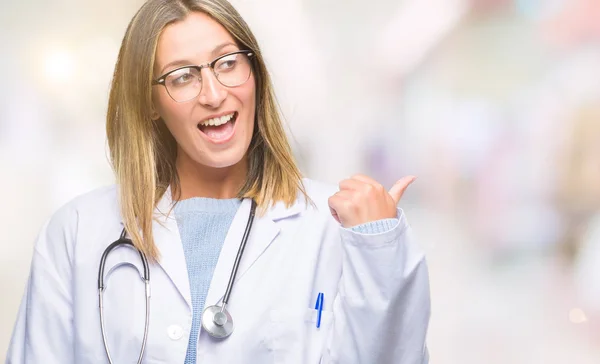 Genç Güzel Doktor Kadın Kulaklık Arıyorum Başparmak Yanında Yukarıyı Mutlu — Stok fotoğraf