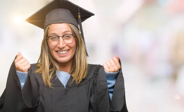 Jeune Belle Femme Portant Uniforme Gradué Sur Fond Isolé Célébrant — Photo