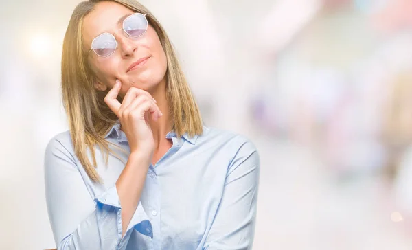 Mooie Jongedame Dragen Van Een Zonnebril Geïsoleerde Achtergrond Met Hand — Stockfoto