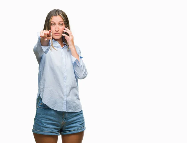Молодая Красивая Женщина Говорит Смартфоне Изолированном Фоне Указывая Пальцем Камеру — стоковое фото
