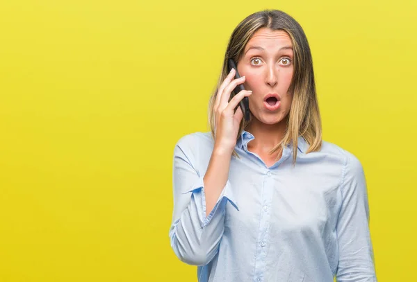 Joven Hermosa Mujer Hablando Teléfono Inteligente Sobre Fondo Aislado Asustado —  Fotos de Stock