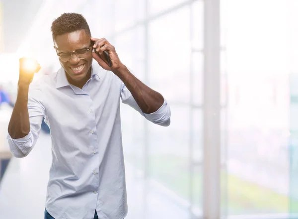Americký Mladík Pomocí Smartphone Křičí Hrdá Slaví Vítězství Úspěch Velmi — Stock fotografie