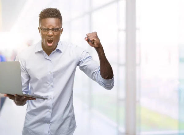 Joven Hombre Negocios Afroamericano Usando Computadora Portátil Molesto Frustrado Gritando —  Fotos de Stock