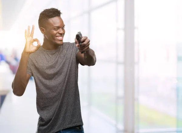 Unga Afroamerikanska Man Håller Pistol Gör Tecken Med Fingrarna Utmärkt — Stockfoto