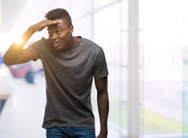 Unga Afroamerikanska Man Klädd Grå Shirt Mycket Glad Och Leende — Stockfoto