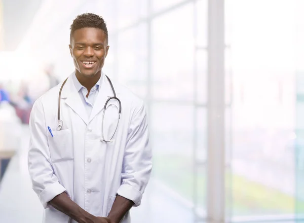 Молодой Африканский Американец Пальто Доктора Счастливым Лицом Стоящим Улыбающимся Уверенной — стоковое фото