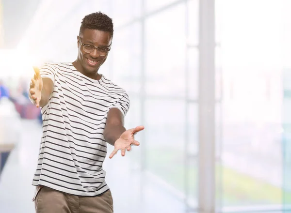 Młody Człowiek African American Okularów Granatowy Shirt Patrząc Kamery Uśmiechając — Zdjęcie stockowe