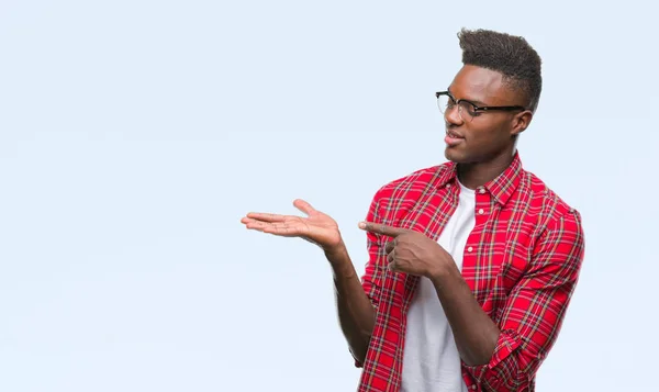 Junger Afrikanisch Amerikanischer Mann Mit Isoliertem Hintergrund Erstaunt Und Lächelnd — Stockfoto
